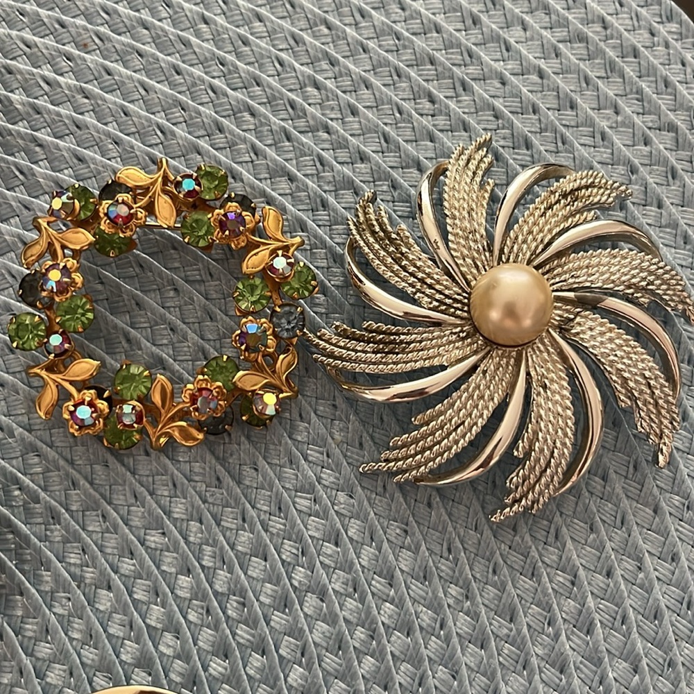 20 Assorted Vintage Brooches - Sarah Coventry, Rhinestone, Pearl & Spoon - Picture 8 of 8
